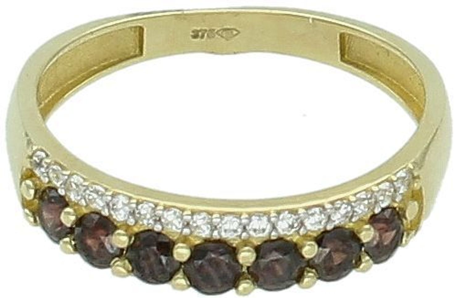 Złoty pierścionek brązowa cyrkonia z białą linią próba 375, PI 5666E 375. Złoty pierścionek z brązową cyrkonią to subtelna i elegancka biżuteria, która zyskuje na popularności dzięki 1.jpg